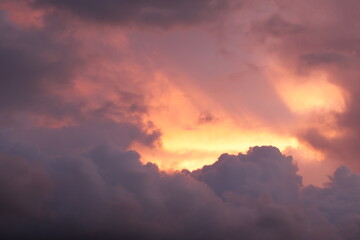 Toma de lejos de unas bellas nubes de color naranja o rojo en un cielo de color azul durante el atardecer