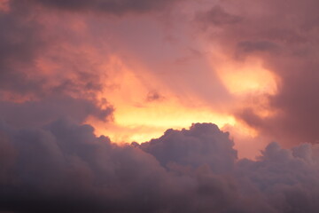 Toma de lejos de unas bellas nubes de color naranja o rojo en un cielo de color azul durante el...