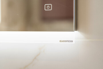 Gros plan sur miroir LED de salle de bain avec interface tactile