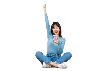 スマートフォンを見て喜ぶ女性（背景透過PNG）