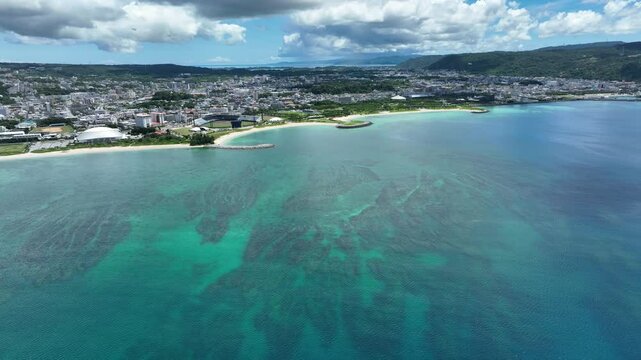 名護の全景を望む！青い空とビーチの空撮映像