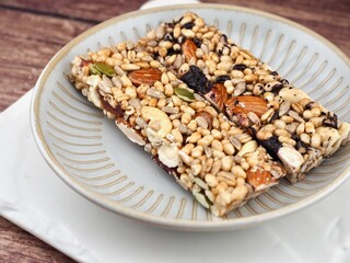 한국음식 강정, 견과류와 쌀을 혼합한 과자