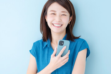 スマホ　女性　ブルーバック