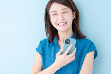 スマホ　女性　ブルーバック