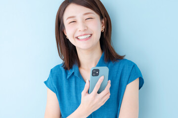 スマホ　女性　ブルーバック