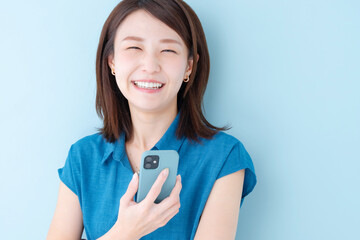 スマホ　女性　ブルーバック