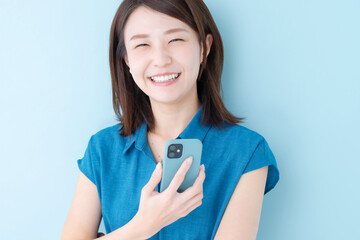 スマホ　女性　ブルーバック