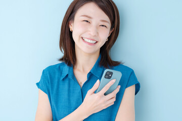 スマホ　女性　ブルーバック
