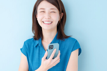 スマホ　女性　ブルーバック