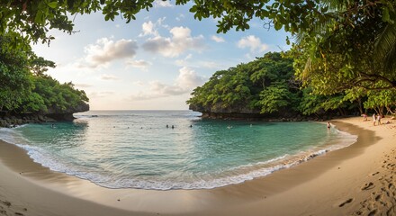 穏やか夕陽輝く秘境ビーチ 透き通る海と白い砂浜