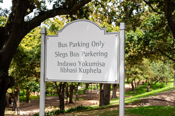 weißes, gerahmtes Busparkplatz Schild mit abgerundeter Oberkante