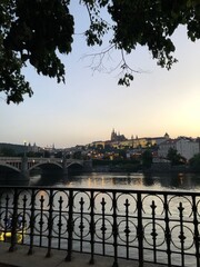 vista sul fiume al tramonto