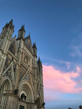 cattedrale gotica al tramonto