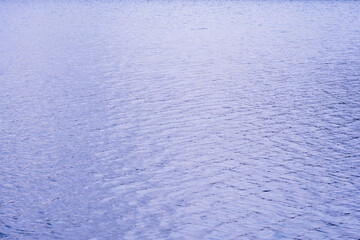 初夏の湖水に空が色を映す05