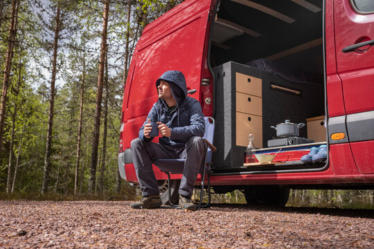 M&auml;nnlich Person Camper Van Vanlife Fr&uuml;hling Natur Wald