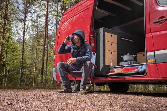 M&auml;nnlich Person Camper Van Vanlife Fr&uuml;hling Wald Natur