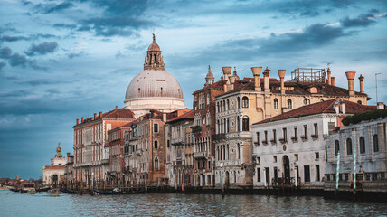 Fototapeta premium Beautiful canal view of historic buildings in Venice during sunset hours