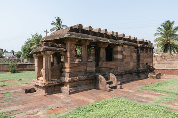 Aihole is the largest archaeological complex of stone and cave temples of the 4th12th centuries. India.