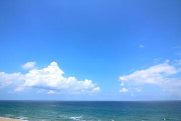 青い空と広がる青い海