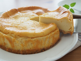 カットした手作りのベイクドチーズケーキ