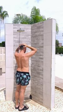 Calor sofocante ducha en piscina