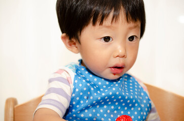 苺を食べる子供