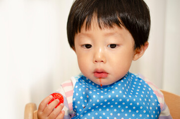 苺を食べる子供