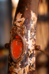 Der Rückstrahler eines sehr alten Fahrrades.