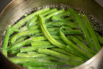 インゲンを茹でているところ