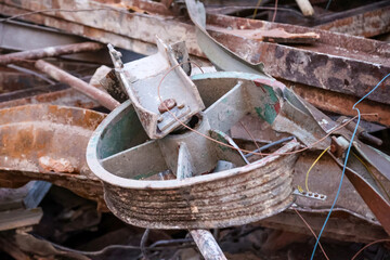 Viel Schrott auf einer Abrissbaustelle.
