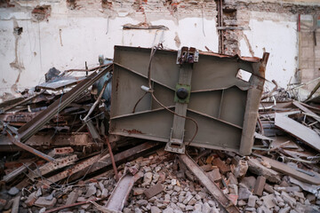 Viel Schrott auf einer Abrissbaustelle.