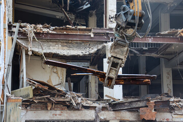 Ein altes Kaufhaus das baufällig war, wird abgerissen.