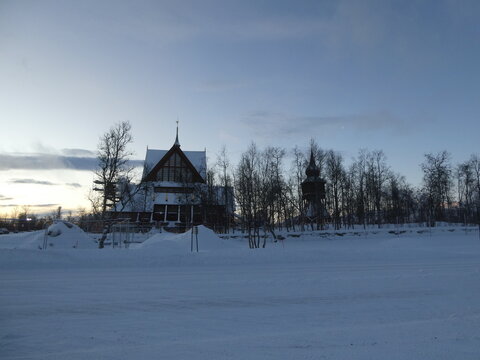 Amanecer invernal junto a la iglesia de Kiruna