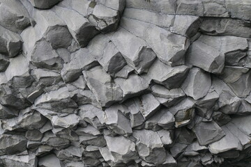 Columnas de basalto grises en una playa de Islandia