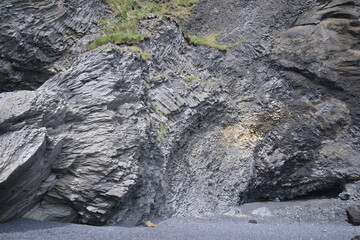 Columnas de basalto grises en una playa de Islandia