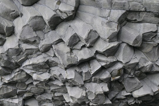 Columnas de basalto grises en una playa de Islandia