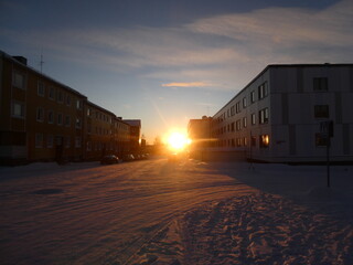 Calle nevada al amanecer en Kiruna, Suecia

