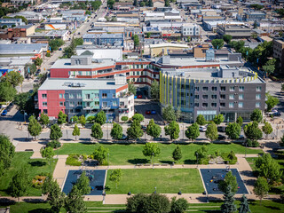 Obraz premium City view of a park with a large building in the background