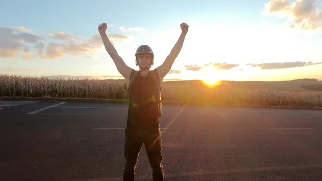 homem livre      gesto de campe&atilde;o em p&ocirc;r do sol 