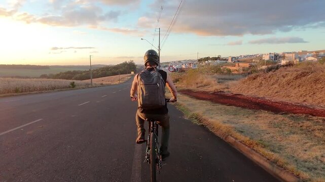 homem ciclista anda de bicicleta no p&ocirc;r do sol 