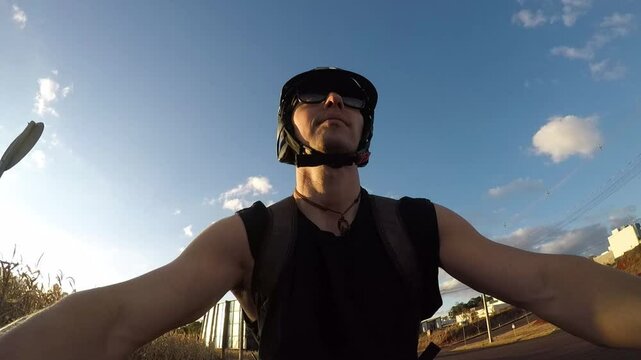 homem ciclista anda de bicicleta
