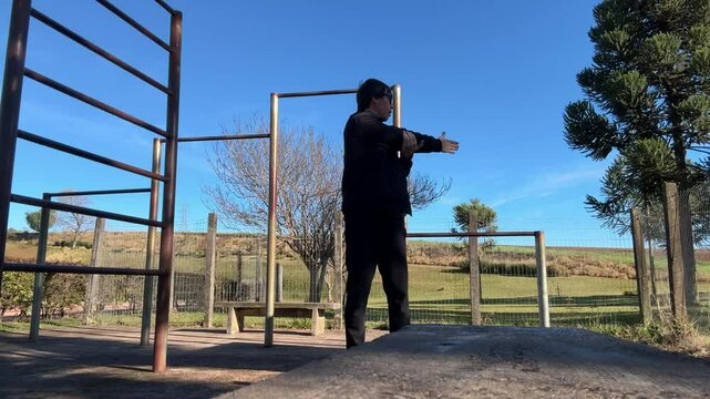 homem praticando exercicios fisicos e alongamento ao ar  livre