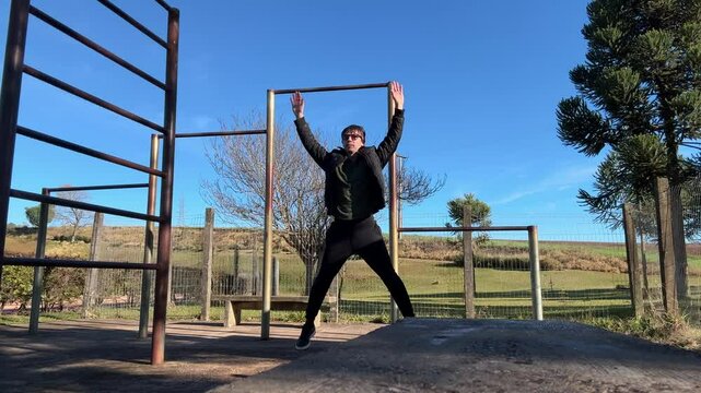 homem praticando exercicios fisicos e alongamento ao ar  livre