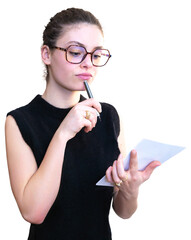 Jeune femme avec des lunettes réfléchissant à ce qu'elle écrit