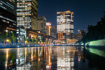 東京都 ライトアップされた夜の丸の内、高層ビル群