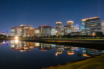 東京都 夜の丸の内、高層ビル群