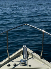 Naklejka premium in front of the yacht in the sea