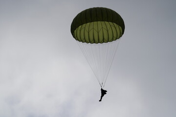 Fallschirmspringer am Himmel