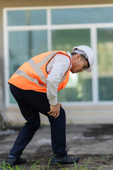 A young man wearing a life jacket and helmet had knee pain from working in a construction site.