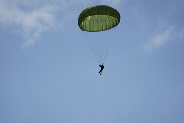Fallschirmspringer am Himmel
